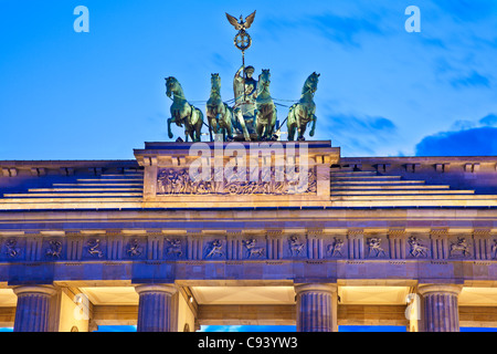 Das Wahrzeichen der Quadriga auf dem Brandenburger Tor mit Flutlicht in der Dämmerung in Berlin, Deutschland, Europa, EU Stockfoto