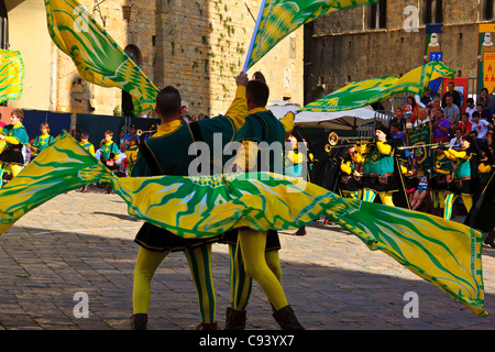 Volterra Italien Europa Flagge Wurf Wettbewerb. Volterra Hill Stadt Italien. Stockfoto