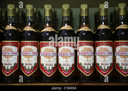 Flaschen rum Guayabita del Pinar im Fabrikladen von Fabrica de Bebidas Casa Garay in Pinar Del Rio, Kuba. Stockfoto