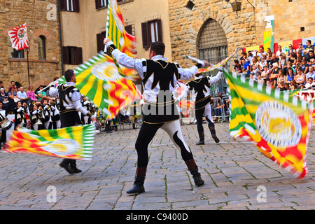 Volterra Italien Europa Flagge Wurf Wettbewerb. Volterra Hill Stadt Italien. Stockfoto