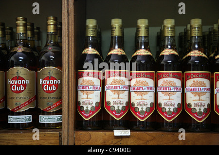 Flaschen rum Guayabita del Pinar und Havana Club im Fabrikladen von Fabrica de Bebidas Casa Garay in Pinar Del Rio, Kuba. Stockfoto