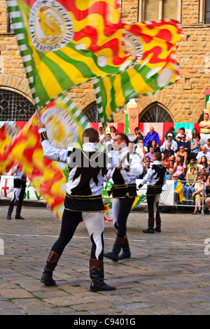 Volterra Italien Europa Flagge Wurf Wettbewerb. Volterra Hill Stadt Italien. Stockfoto