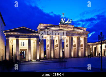 Das Wahrzeichen Brandenburger Tor mit Flutlicht in der Dämmerung in der Pariser Platz Berlin, Deutschland, Europa, EU Stockfoto