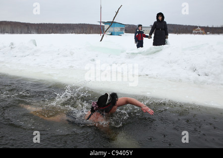 Turnier im Winter schwimmen auf dem Verkh-Neyvinsky-Teich in der Nähe von Novouralsk in den Ural Bergen, Russland. Stockfoto