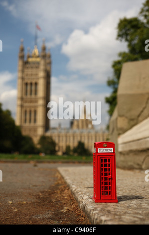 Spielzeug-Telefonzelle in Victoria Tower Gardens, neben dem Palace of Westminster. Stockfoto