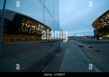 Das Wales Millennium Centre, Canolfan Mileniwm Cymru in Cardiff – Abend Schuss mit Reflexionen. Stockfoto