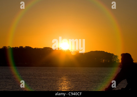 Silhouette eines Mannes gerade der Sonnenuntergang über dem Greenwich Harbor in New England Amerika Stockfoto