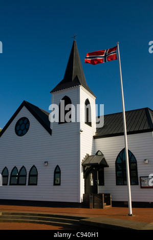 Norwegische Flagge außerhalb der norwegischen Kirche in Bucht von Cardiff, Wales Stockfoto