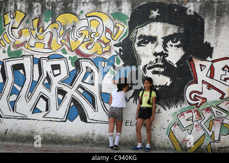 Kinder spielen neben das riesige Porträt von Ernesto Che Guevara in Santa Clara, Kuba. Stockfoto