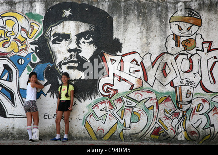 Kinder spielen neben das riesige Porträt von Ernesto Che Guevara in Santa Clara, Kuba. Stockfoto