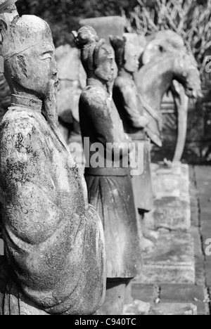 Asien, Vietnam, Hue. Statuen im Palast Vorhof der das Königsgrab von Dong Khanh. Bezeichnet ein UNESCO-Weltkulturerbe... Stockfoto