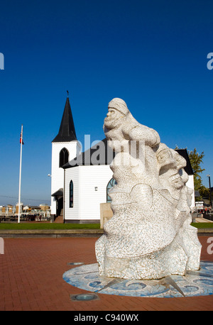 Das Denkmal für Sir Robert Falcon Scott, der von Cardiff segelte. Norwegische Kirche im Hintergrund. Stockfoto