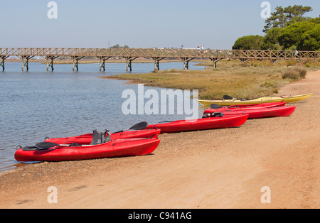 Roten Kajaks ausgerichtet am Strand von Quinta do Lago, Faro, Portugal Stockfoto