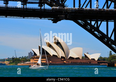 Yacht segeln vor Sydney Opera House mit einem Teil der Harbour Bridge im Vordergrund, New-South.Wales, Australien Stockfoto