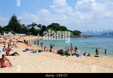 Sonnenanbeter genießen Sonnentag im November am Camp Cove, Sydney, Australien Stockfoto