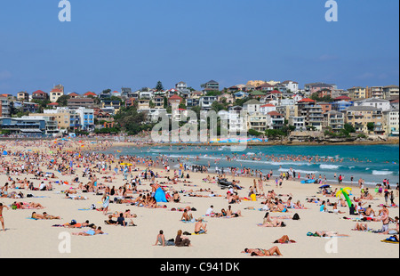 Menschen, die zum Sonnenbaden und Schwimmen am Bondi Beach, Sydney, New South Wales, Australien Stockfoto