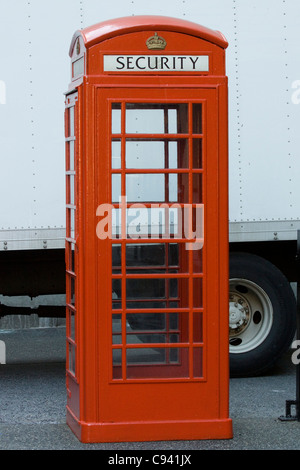 Eine rote Telefonzelle auf den Straßen von New York Security Box Stockfoto