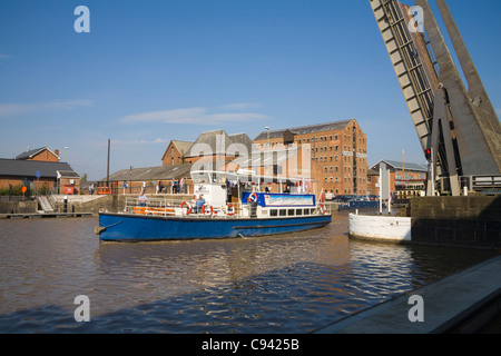 Gloucester England Dünkirchen Schifflein Vergnügungsreise vom Dock Bassin in Gloucester und Schärfe-Kanal unter Llanthony Brücke Stockfoto