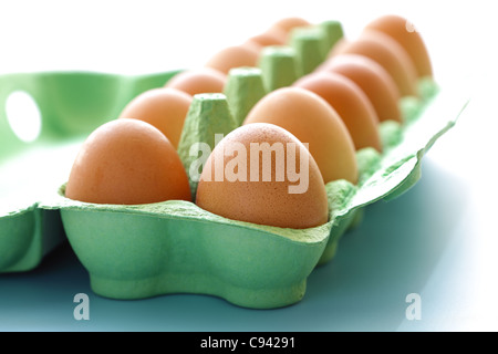 Karton mit rohen Eiern Stockfoto