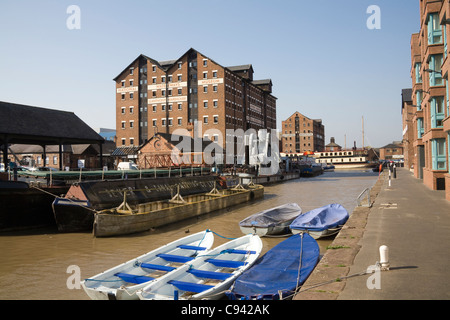 Gloucester England Blick entlang Barge Arm renovierten Dock-Becken mit Wasserstraßen Nationalmuseum in Llanthony Lager Stockfoto