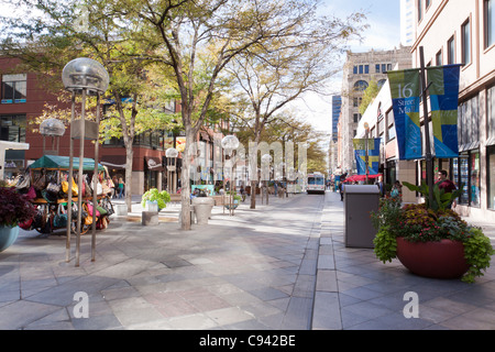 16th Street Mall in der Innenstadt von Denver, Colorado mit Gratisbus MallRide in Ferne Stockfoto