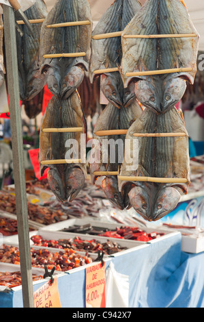 Stall mit einer großen Vielzahl von Salz-cured Fisch Stockfoto