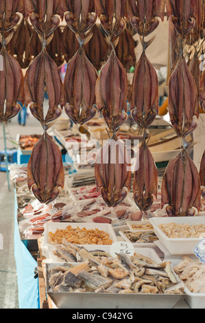 Stall mit einer großen Vielzahl von Salz-cured Fisch Stockfoto