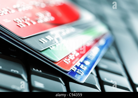 Kreditkarte auf Laptop-Tastatur Stockfoto