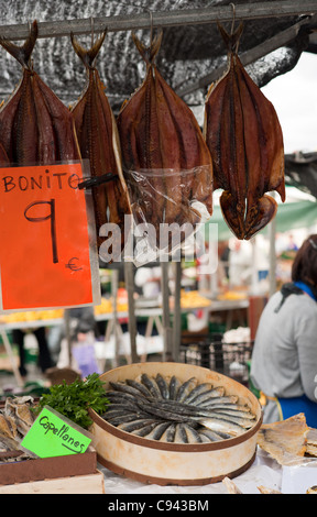 Stall mit einer großen Vielzahl von Salz-cured Fisch Stockfoto