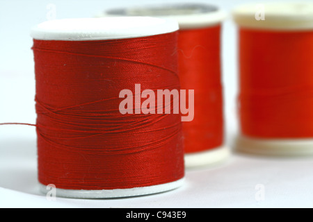 roter Faden auf dem weißen Hintergrund Stockfoto