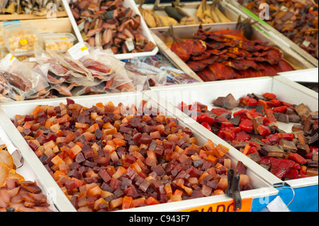 Stall mit einer großen Vielzahl von Salz-cured Fisch Stockfoto