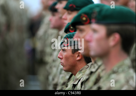 11.11.11. royal Marine Commandos beteiligen sich der Gedenkgottesdienst anlässlich Tag des Waffenstillstands auf Plymouth Hacke in Devon. Stockfoto