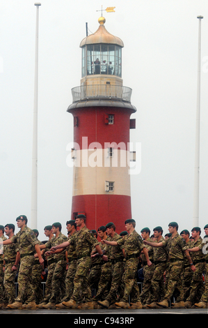 11.11.11. royal Marine Commandos beteiligen sich der Gedenkgottesdienst anlässlich Tag des Waffenstillstands auf Plymouth Hacke in Devon. Stockfoto