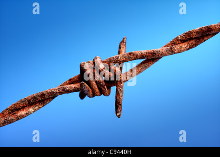 Rostiger Stacheldraht Stockfoto