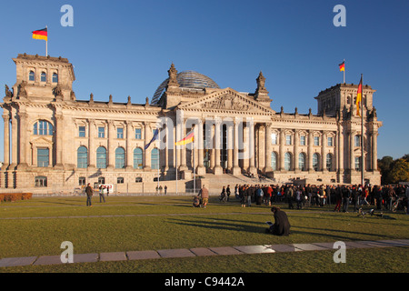 Demonstration gegen die Kraft der Banken und Finanz-Hauptstadt vor Reichstag - der Sitz der deutschen Regierung Stockfoto