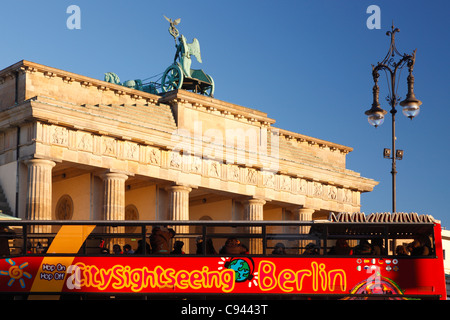 Stadtrundfahrt mit dem Bus in Berlin - Brandenburger Tor Stockfoto