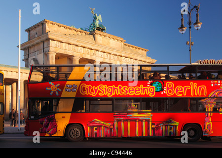 Stadtrundfahrt mit dem Bus in Berlin; Bus vor dem Brandenburger Tor Stockfoto