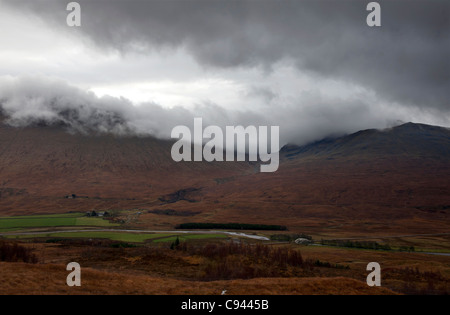 Auf der Suche nach gegenüber der A82 Straße bis zur Rannoch Moor in Perth und Kinross, Schottland. Stockfoto