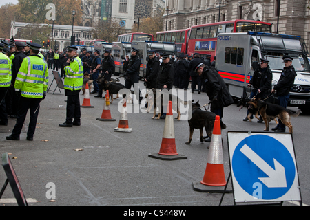 London, UK, 22.10.2011. Polizei mit Hunden halten einen Kordon um die EDL-Anhänger in einem Kessel in Whitehall enthalten. Stockfoto