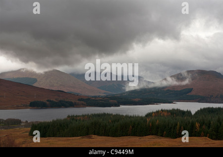 Blick über Loch Tulla aus der A82 Straße bis zur Rannoch Moor in Perth und Kinross, Schottland. Stockfoto