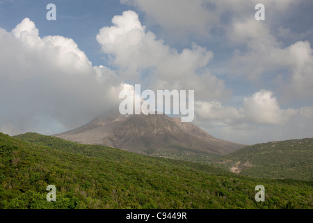 Rauchen Soufriere Hills Vulkan gesehen von Volcano Observatory, Montserrat Stockfoto