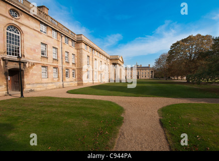 Blick auf die Kapelle und der Osten Palette von Downing College der Universität Cambridge im Frühherbst. Stockfoto