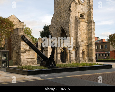 Einer der Anker der QE2 platziert jetzt vor Heiligen Rood Kirche als Wahrzeichen des Southampton Hampshire England UK Stockfoto