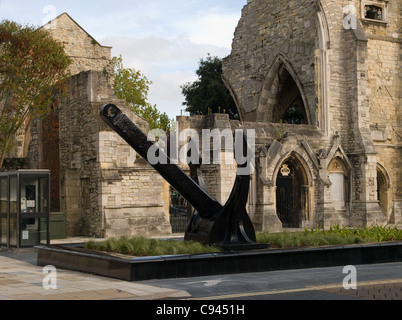 Einer der Anker der QE2 platziert jetzt vor Heiligen Rood Kirche als Wahrzeichen des Southampton Hampshire England UK Stockfoto