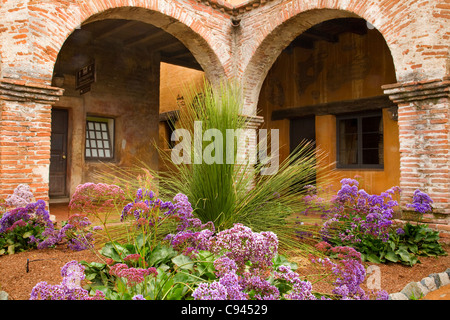 Kalifornien - Blumenbeet in den Gärten an der historischen Mission San Juan Capistrano. Stockfoto