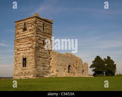 Die Ruinen der Kirche Knowlton und Erdarbeiten Dorset England UK Stockfoto