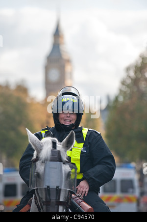 Ein Metropolitan montiert Polizisten im Dienst in London Stockfoto