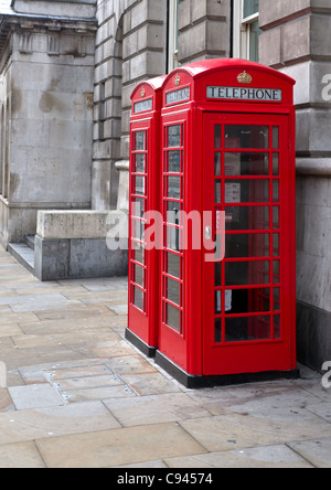 Traditionelle britische rote Telefonzellen auf einer Straße in London Stockfoto