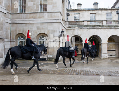 Soldaten von der Blues and Royals auf Horse Guards Parade in London Stockfoto