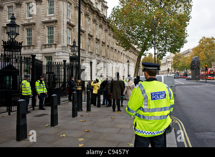 Metropolitan Police im Dienst vor dem Eingang zur Downing Street in London Stockfoto